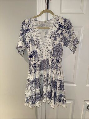 We’re All Pretty Girls Size Medium EUC
